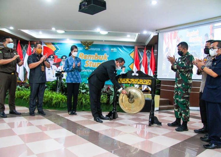 Bupati Muba Dodi Reza Alex memukul gong menandai dibukanya Rembuk Stunting di auditorium Pemkab Muba, Selasa (25/5/2021). (fornews.co/humas pemkab muba)