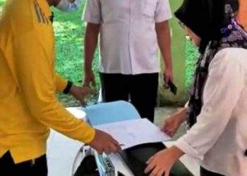 Petugas dari BPKAD Kabupaten Muba dan BPN melakukan pengukuran aset tanah di Sekayu, Rabu (26/5/2021). (fornews.co/humas pemkab muba)