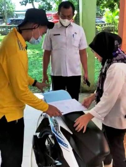 Petugas dari BPKAD Kabupaten Muba dan BPN melakukan pengukuran aset tanah di Sekayu, Rabu (26/5/2021). (fornews.co/humas pemkab muba)