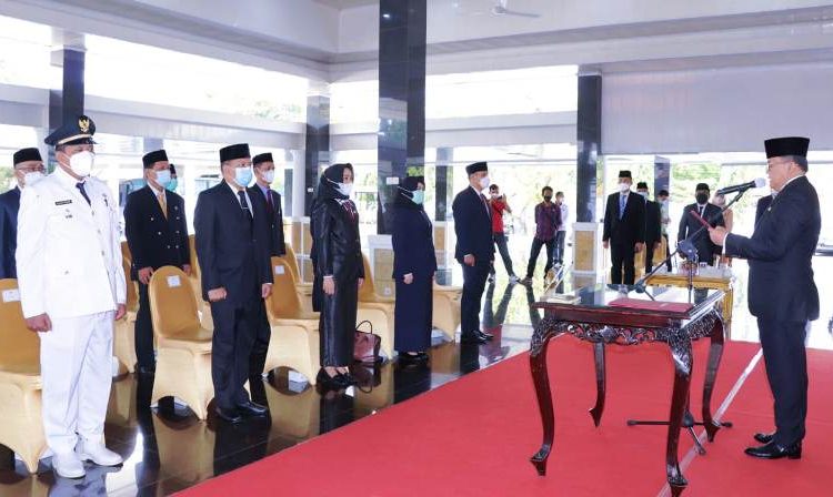 Bupati Muba Dodi Reza Alex saat melantik dan mengambil sumpah jabatan Pimpinan Tinggi Pratama dan pejabat administrator di lingkungan Pemkab Muba yang dilangsungkan di Pendopoan Griya Bumi Serasan Sekate, Kamis (27/5/2021). (fornews.co/humas pemkab muba)