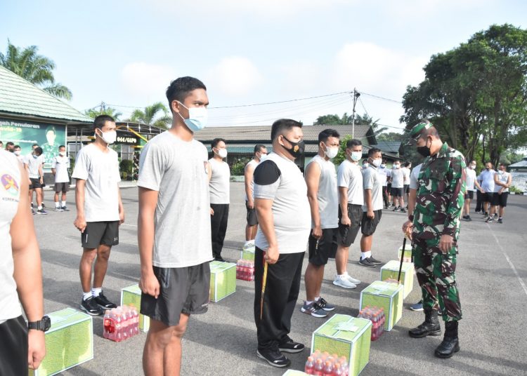 Penyerahan bingkisan diserahkan secara simbolis di lapangan apel makorem 044/Gapo Palembang, Selasa (3/5/2021). (istimewa/Korem 044/gapo)
