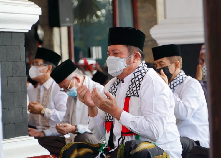 Doa dan Shalat Ghaib berjamaah diikuti para Ulama, Tokoh Agama, masyarakat, serta pegawai Organisasi Perangkat Daerah (OPD) Provinsi Sumsel, bertempat di Griya Agung Palembang, Rabu (19/5). (istimewa/Humas Pemprov Sumsel)