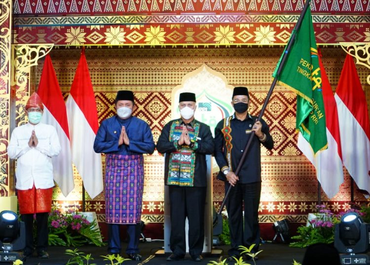 Gubernur Sumatera Selatan Herman Deru (HD) menghadiri malam penutupan Pekan Tilawatil Qur'an (PTQ) RRI Ke-51 Tingkat Nasional di Pendopoan Griya Agung Palembang, Selasa (4/5/2021) malam. (istimewa/Diskominfo Sumsel)
