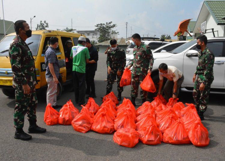Paket sembako tersebut berupa kebutuhan pokok, seperti beras dan mi instan. (istimewa/tim media korem)