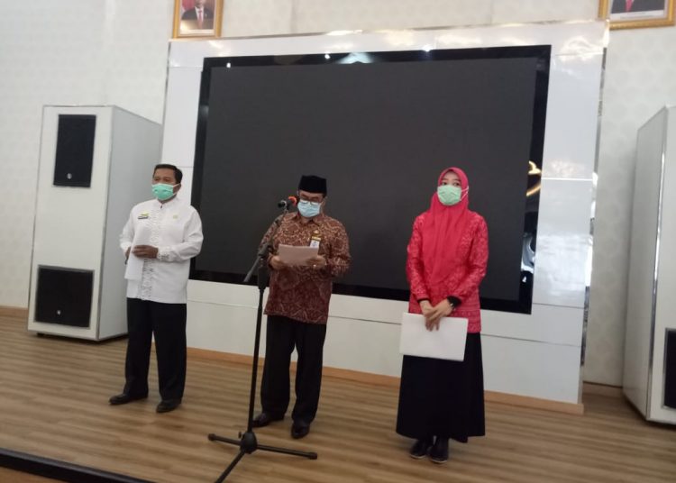 Kepala Kantor Agama (Kemenag) Kota Palembang, Deni Priansyah memberi keterangan pers di rumah dinas Walikota Palembang, Jumat (7/5/2021). (istimewa/bakohumas palembang)