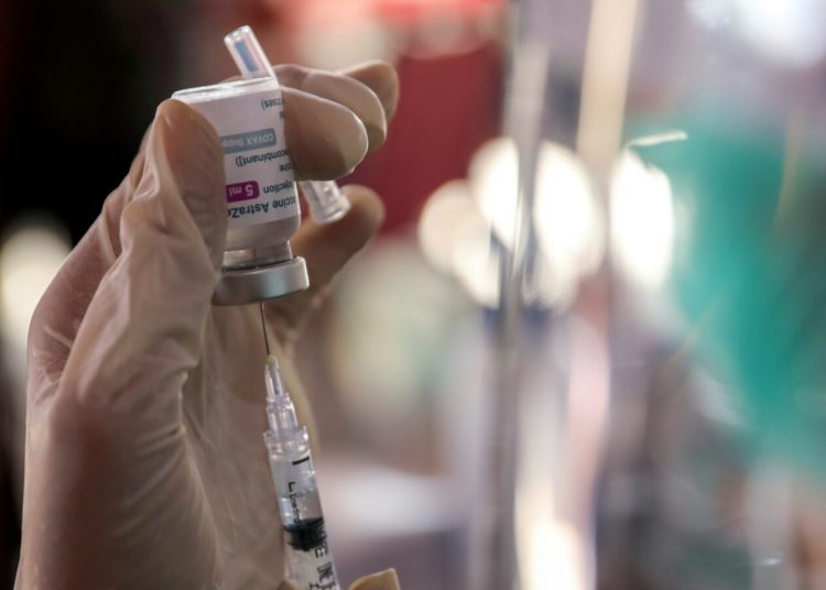 Seorang petugas kesehatan menyiapkan dosis vaksin AstraZeneca dalam program vaksinasi massal untuk Wisata Zona Hijau di Sanur, Bali, 23 Maret 2021. (Foto: REUTERS/Nyimas Laula via Voa Indonesia)