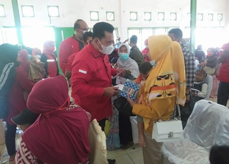 Ketua DPC PDI Perjuangan Banyuasin Askolani Jasi bersama Wakil Ketua DPD PDIP Sumsel, Robby B Purihita, saat kegiatan donor darah Bakti sosial Bulan Bung Karno, di Pangkalan Balai, Minggu (20/6/2021). (fornews.co/ist)  