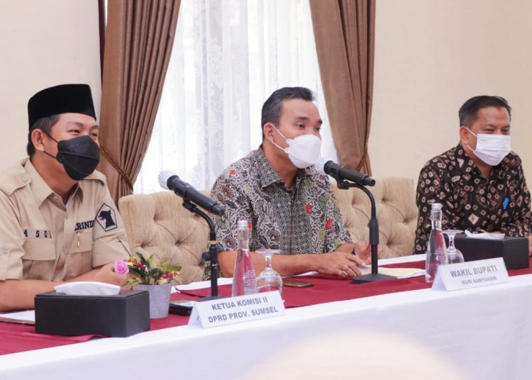 Wakil Bupati Muba, Beni Hernedi saat menerima Ketua Komisi II DPRD Provinsi Sumsel, Asgianto dan rombongan, saat reses ke Kabupaten Muba di Rumah Dinas Wakil Bupati Muba, Jum'at (25/6/2021). (fornews.co/humas pemkab muba)