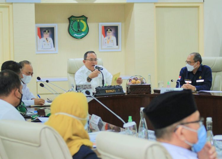 Bupati Muba, Dodi Reza Alex Bersama Dirjen Minyak dan Gas Bumi Kementerian ESDM, Prof Ir Tutuka Ariadji MSc PhD, pada pada rakor upaya penanganan  permasalahan illegal migas di Kabupaten Muba, di Ruang Rapat Serasan Sekate, Rabu (23/6/2021). (fornews.co/humas pemkab muba)