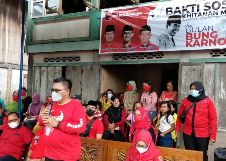 Ketua DPD PDI Perjuangan Sumsel, HM Giri Ramanda N Kiemas saat berbicara dihadapan warga Desa Batu Ampar Baru, Sabtu (26/6/2021). (fornews.co/ist)