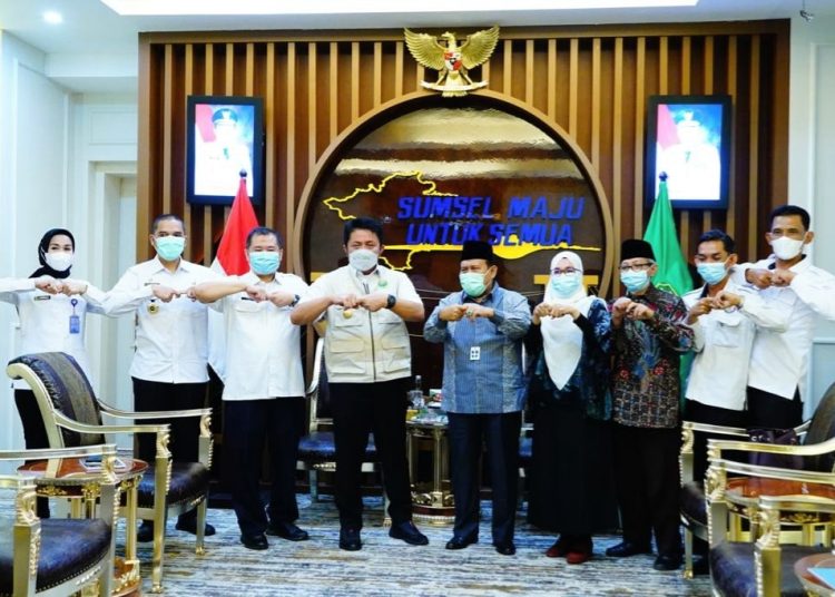 Gubernur Sumsel Bersama Timsel KPID Sumsel, bersama tim Pansel pemilihan anggota KPID Sumsel periode 2021-2024 di ruang tamu gubernur, Rabu (23/6) sore. (fornews.co/humas pemprov sumsel)