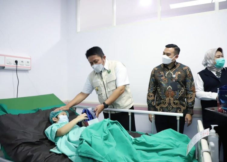 Gubernur Sumsel, Herman Deru, didampingi Direktur RSUD Siti Fatimah, dr Syamsuddin, saat menyempatkan diri membesuk salah satu pasien, disela-sela acara HUT RSUD Siti Fatimah di Aula lantai 10 RSUD Siti Fatimah, Rabu, (23/06/2021). (fornews.co/humas pemprov sumsel)