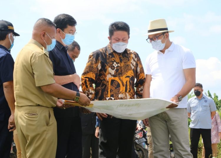 Gubernur Sumsel Herman Deru dan Gubernur Jabar Ridwan Kamil berpose di atas angkutan sungai di bawah Jembatan Ampera, Kamis (3/6/2021). (fornews.co/humas pemprov sumsel)