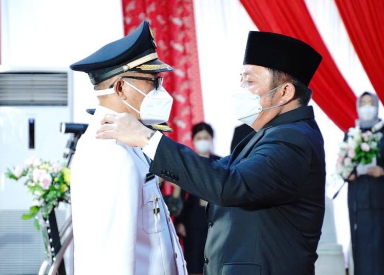 Gubernur Sumsel Herman Deru saat memasangkan kelengkapan seragam Bupati PALI Heri Amalindo, saat pelantikan di Griya Agung Palembang, Jumat (18/6) sore. (fornews.co/humas pemprov sumsel)