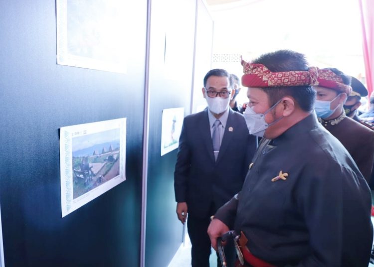 Gubernur Sumsel Herman Deru Bersama Ketua Panitia Alfrenzi Pangarbesi, saat melihat hasil karya foto pada pameran Agrowisata Pagaralam di Pelataran SMAN 1 Pagaralam, Senin (21/6/2021). (fornews.co/humas pemprov sumsel)
