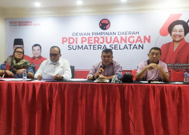 Sekretaris DPD PDIP Sumsel, Ilyas Panji Alam, bersama Ketua Panitia Bulan Bung Karno, Robby Puruhita, saat memberikan keterangan di kantor DPD PDIP Sumsel, Rabu (16/6/2021). (fornews.co/ist)