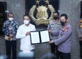 Kapolri Jenderal Listyo Sigit Prabowo menyerahkan surat izin keramaian pelaksanaan Liga 1 dan Liga 2 musim 2021 kepada Menpora RI Zainudin Amali di Mabes Polri, Senin (31/5/2021). (fornews.co/humas polri)