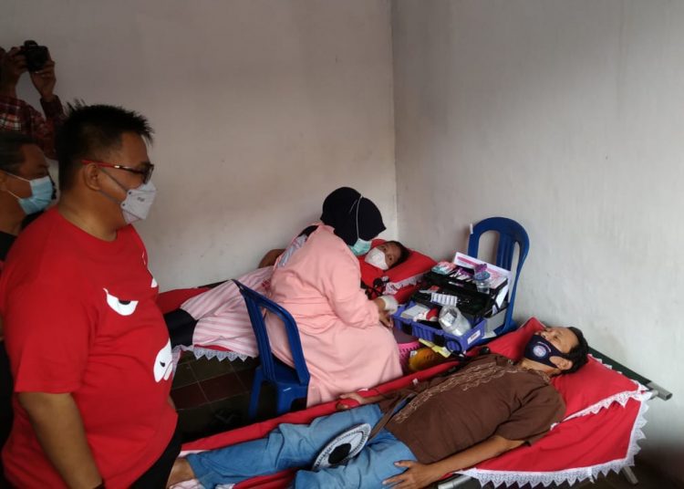 Ketua DPD PDI Perjuangan Sumsel, HM Giri Ramanda N Kiemas, melihat warga yang mendonorkan darah pada acara bakti sosial donor darah dan pembagian sembako Bulan Bung Karno 2021 di Kantor PAC PDI Perjuangan Kecamatan Ilir Barat II, Sabtu (19/6). (fornews.co/ist)