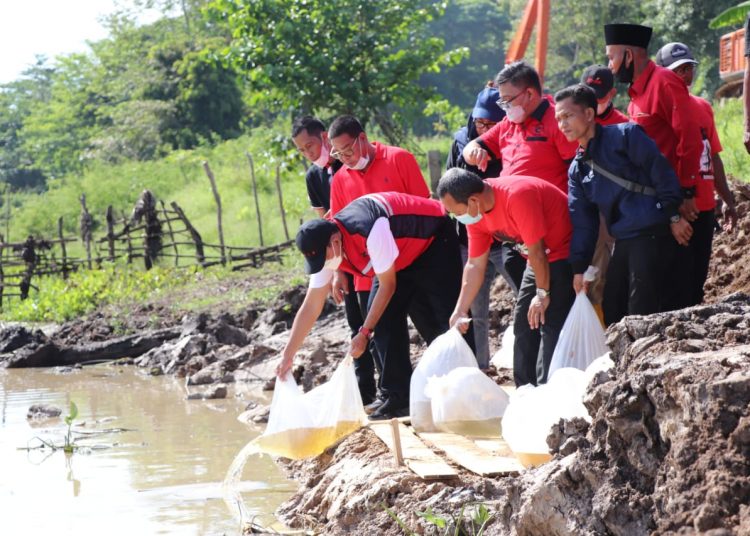 Wakil Bupati Muba, Beni Hernedi menaburkan benih ikan di Danau Ulak Ila dan disaksikan Ketua DPD PDIP Sumsel, M Giri Ramanda Kiemas, pada rangkaian acara Bulan Bung Karno, Minggu (27/6/2021) pagi. (fornews.co/humas pemkab muba)