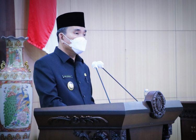 Wakil Bupati Muba, Beni Hernedi saat menyampaikan jawaban dan tanggapan Pemkab Muba atas Pemandangan Umum Fraksi-fraksi DPRD Muba terhadap tiga usulan Raperda, di Ruang Rapat Paripurna DPRD Muba, Selasa (22/6/2021). (fornews.co/humas pemkab muba)