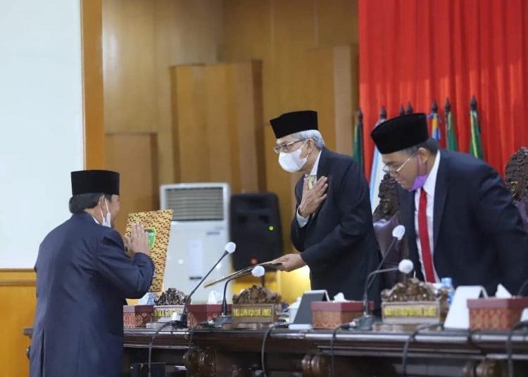 Juru Bicara Fraksi Partai Gerindra, Maliono, saat menyerahkan pendapat akhir kepada Wakil Gubernur Sumsel Mawardi Yahya, yang didampingi Wakil DPRD Sumsel Giri Ramanda N Kiemas, pada rapat paripurna XXX DPRD Sumsel, Kamis (3/6/2021). (fornews.co/humas pemprov sumsel)