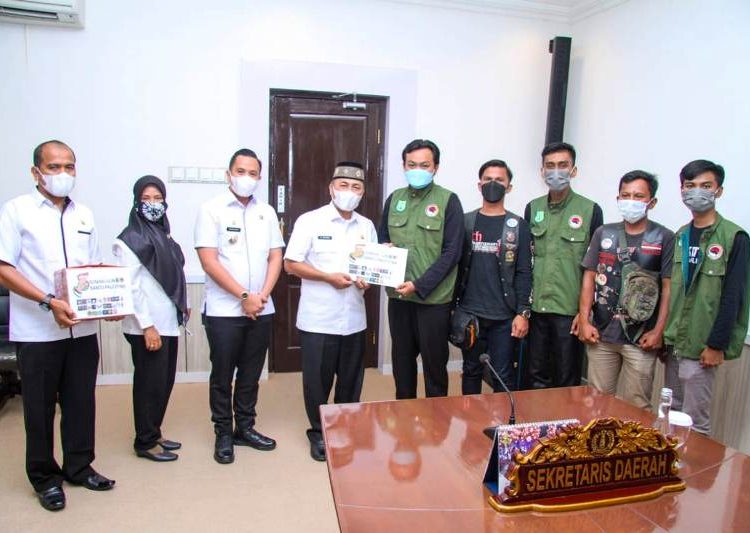 Sekda Muba Apriyadi saat menerima donasi yang dikumpulkan IMAWA Sungai Lilin untuk membantu warga Palestina, Senin (31/5/2021). (fornews.co/humas pemkab muba)