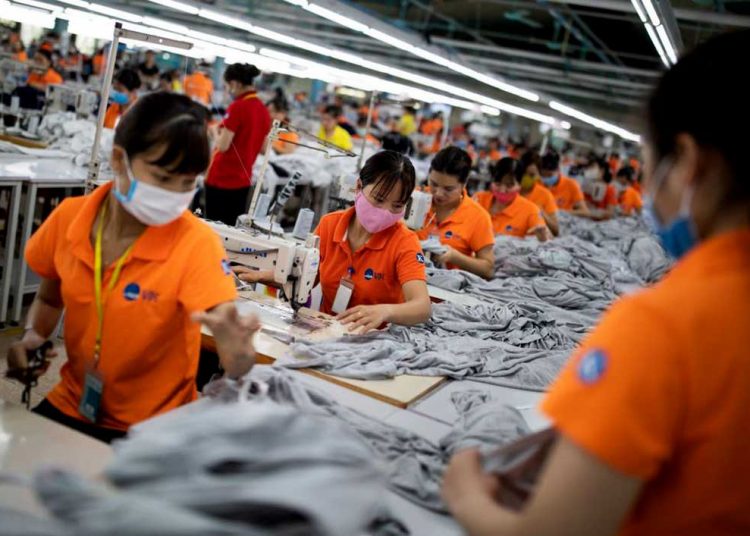 PABRIK pakaian salah satu perusahaan milik Vietnam. (foto fornews.co/bloomberg)