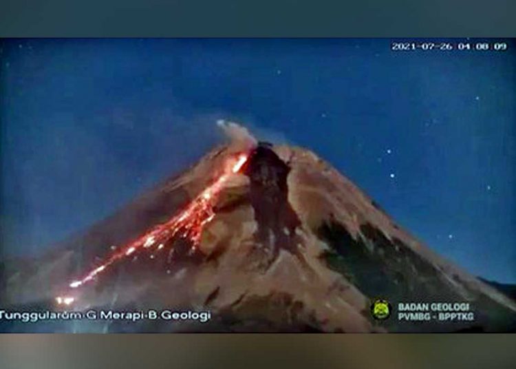 LUNCURAN lava dan awan panas yang terekam pada Senin (26/7/2021) dengan jarak luncur sejauh 2.500 meter ke arah Barat Daya menyebabkan kebakaran vegetasi. (foto fornews.co/capture bpptkg)