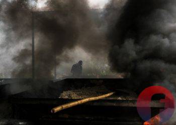 Pekerja sedang memanaskan pasir dan batu pecah untuk membuat aspal goreng di Kantor Dinas PU Bina Marga dan Tata Ruang Sumsel Jalan Mayor HM Noerdin Pandji Sukarami Palembang, Rabu (21/7/2021). (fornews.co/mushaful imam)