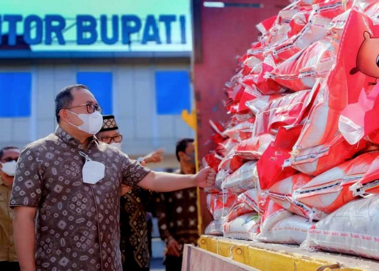 BUPATI Muba, Dodi Reza Alex Noerdin, memeriksa bantuan beras yang segera disalurkan kepada masyarakat terdampak PPKM. (foto fornews.co/humas pemkab muba)