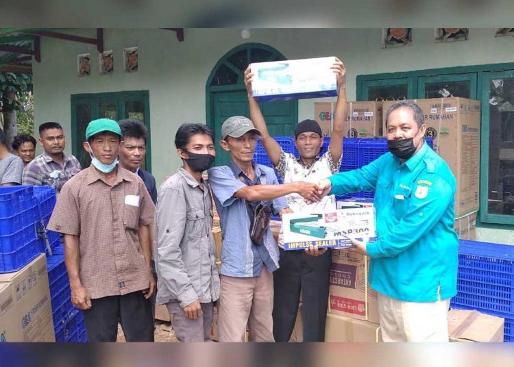 SETIAP Kelompok Menerima Bantuan Berupa Chest Freezer, Cool Box, Keranjang Ikan, dan Hand Sealer. (foto fornews.co/humas pemkab muba)