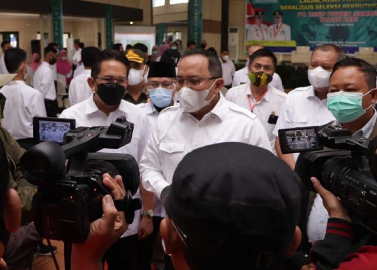 BUPATI Muba, Dodi Reza Alex Noerdin di depan para watawan usai membuka peluang lapangan kerja bagi lulusan SMK asal Kabupaten Musi Banyuasin. (foto fornews.co/humas pemkab muba)