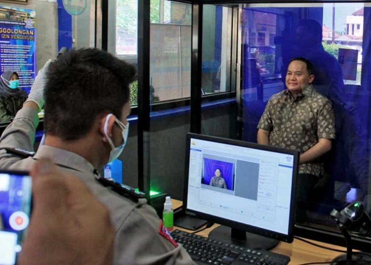 BUPATI Muba, Dodi Reza Alex Noedin, melakukan foto untuk perpanjangan Surat Izin Mengemudi (SIM) di Polres Muba, Sekayu, Kabupaten Musi Banyuasin, Provinsi Sumatera Selatan. (foto fornews.co/humas pemkab muba)