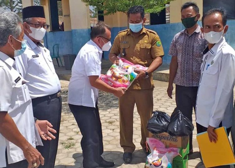 MELALUI OPD Pemerintah Pemkab Muba memberikan bantuan sembako berisi beras 5 kg dan paket lauk pauk. (foto fornews.co/humas pemkab muba)
