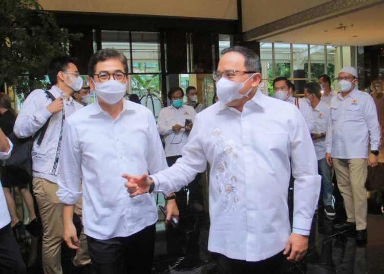 Ketua Umum KADIN Indonesia Periode 2021-2026, Arsjad Rasjid, Bersama Ketua KADIN Sumsel, Dodi Reza Alex, pada Munas ke-VIII, di Hotel Claro, Kendari, Sulawesi Tenggara, Kamis (1/7) kemarin. (fornews.co/humas pemkab muba)