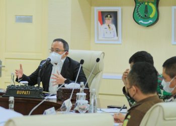 Bupati Muba, Dodi Reza Alex, saat berbicara pada rapat bersama FKPD dan kepala perangkat daerah di Ruang Rapat Serasan Sekate Sekretariat Daerah Muba, Senin (12/7/2021). (fornews.co/humas pemkab muba)