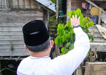 Bupati Muba, Dodi Reza Alex menyapa warga yang menjalani isoman dan memberikan daging kurban dan obat-obatan, usai melaksanakan Salat Iduladha, Selasa (20/7/2021). (fornews.co/humas pemkab muba)