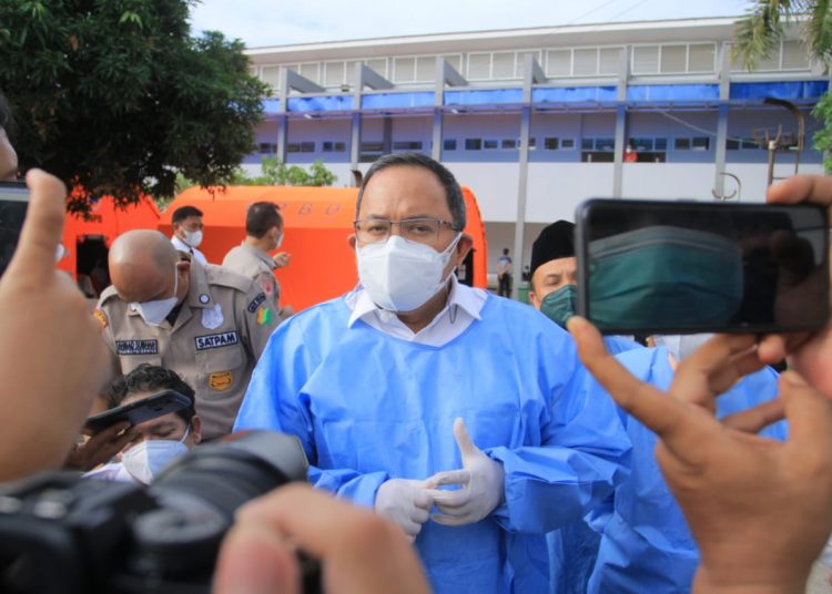 Bupati Muba, Dodi Reza Alex saat menjawab pertanyaan media, terkait pemberian obat dan vitamin gratis yang lagi melakukan isoman, Kamis (15/07/2021). (fornews.co/humas pemkab muba)