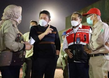 Gubernur Sumsel, Herman Deru saat memantau stok likuid oksigen di Pelabuhan Boom Baru Palembang, Rabu (28/7/2021) malam. (fornews.co/humas pemrov sumsel)