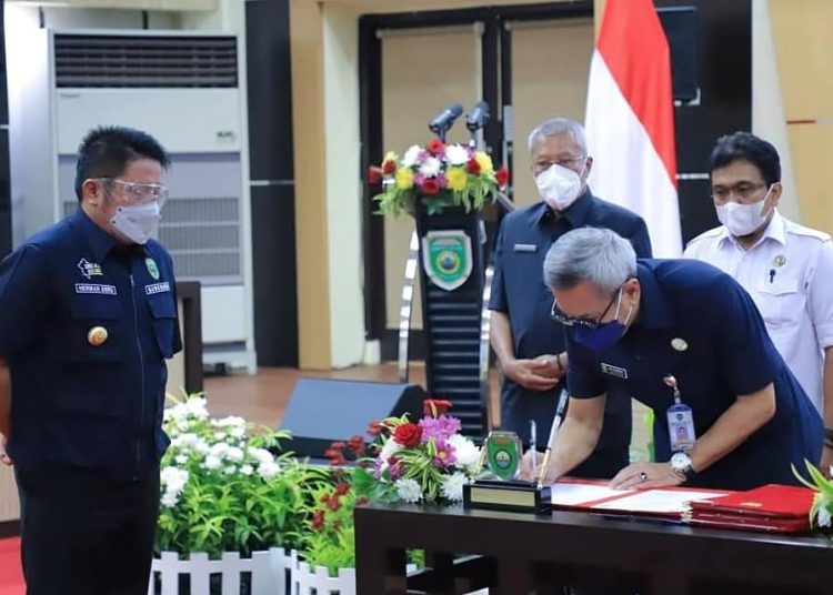 Gubernur Sumsel Herman Deru menyaksikan Kepala Dinas Pertanian Sumse,l R Bambang Pramono menandatangani nota kesepahaman di Auditorium Bina Praja Setda Provinsi Sumsel, Kamis (15/7/2021). (fornews.co/humas pemprov sumsel)