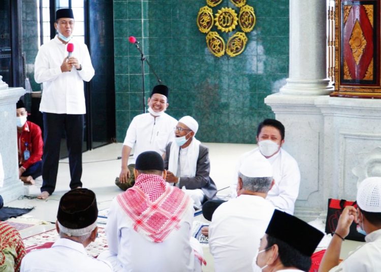 Gubernur Sumsel, Herman Deru (duduk) saat berdialog bersama jajaran pengurus Masjid Al-Ittihad di komplek Way Hitam, Jumat (25/6/2021). (fornews.co/humas pemprov sumsel)