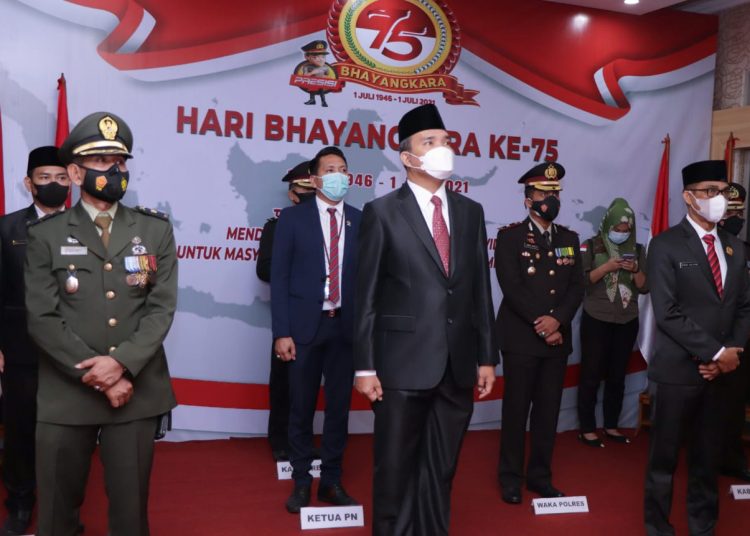 Wakil Bupati Muba, Beni Hernedi, Kapolres Muba AKBP Erlin Tangjaya SIK Bersama Forkopimda, saat mengikuti upacara Hari Bhayangkara ke-75 secara virtual, di Aula Command Center Polres Muba, Kamis (1/7/2021). (fornews.co/humas pemkab muba)