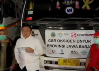 Gubernur Sumsel, Herman Deru, menyampaikan sambutan sesaat melepas keberangkatan pengiriman bantuan oksigen sebanyak 85 ton untuk Jawa Barat, di Pelabuhan Boom Baru, Sabtu (24/7/2021) malam. (fornews.co/humas pemprov sumsel)