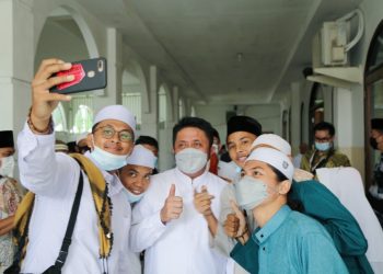 Jamaah Masjid Nurul Yaqin di Jalan Sapta Marga, Kelurahan Bukit Sangkal, Kecamatan Kalidoni, menyempatkan diri ber swafoto Bersama Gubernur Sumsel, Herman Deru, Jumat (11/6/2021). (fornews.co/humas pemprov sumsel)