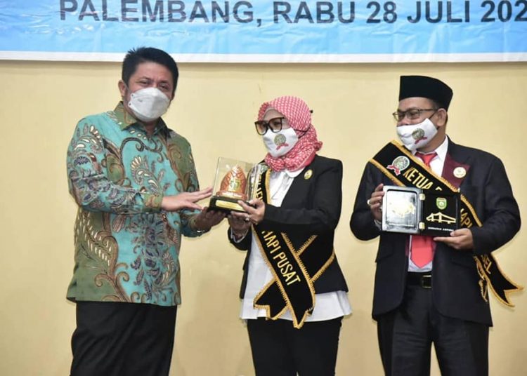 Gubernur Sumsel, Herman Deru, menyerahkan cindera mata kepada Sekjen HAPI, Yetty Lentari, disela-sela pelantikan pengurus DPD HAPI Sumsel, di Hotel Grand Inna, Rabu (28/7) siang. (fornews.co/humas pemprov sumsel)

  