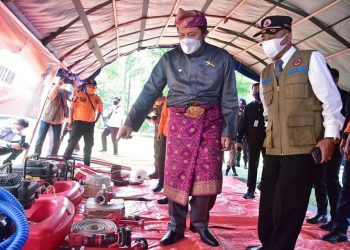 Gubernur Sumsel, Herman Deru, saat meninjau posko mitigasi karhutla di halaman rumah dinas Bupati OKU, Kamis (29/7/2021) kemarin. (fornews.co/humas pemprov sumsel)