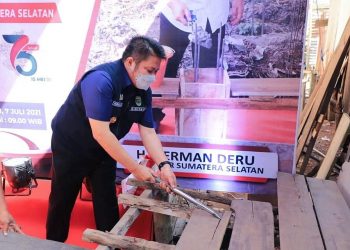 Gubernur Sumsel, Herman Deru, tampak lagi membongkar bagian rumah milik warga di Kelurahan Keramasan, yang terpilih dalam program bedah rumah, Rabu (6/7/2021). (fornews.co/humas pemprov sumsel)