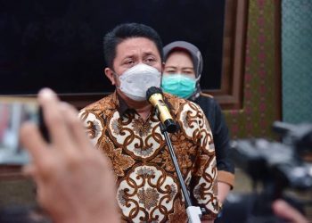 Gubernur Sumsel, Herman Deru, memberikan keterangan pers usai Rakor Pembahasan Penerapan PPKM Level IV di luar Jawa Bali, bersama Menko Perekonomian RI melalui Vidcon dari Command Center Pemprov Sumsel, Sabtu (24/7/2021).(fornews.co/humas pemprov sumsel)