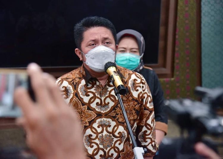 Gubernur Sumsel, Herman Deru, memberikan keterangan pers usai Rakor Pembahasan Penerapan PPKM Level IV di luar Jawa Bali, bersama Menko Perekonomian RI melalui Vidcon dari Command Center Pemprov Sumsel, Sabtu (24/7/2021).(fornews.co/humas pemprov sumsel)