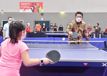 Gubernur Sumsel, Herman Deru, saat mejajal permainan atlet muda tenis meja, Salsa, apda Kejurda Gubernur Cup 2021 di Pitstop Zoom Table Tennis Center Palembang, Sabtu (5/6/21). (fornews.co/humas pemprov sumsel)